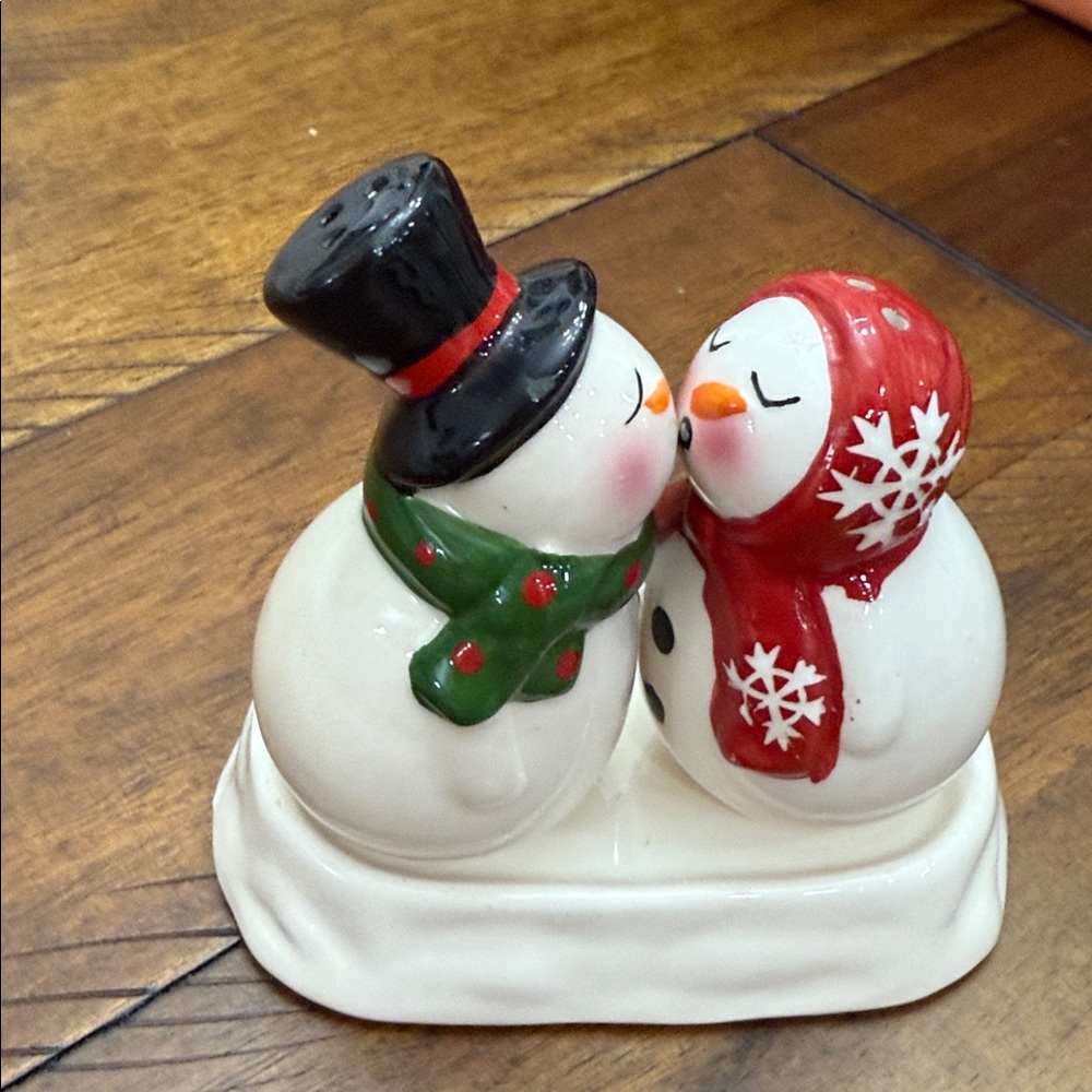 Publix Snowman Salt & Pepper Shaker Set - Red and Green